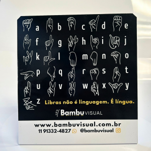 Display de Mesa Alfabeto em Libras PS 1.5mm Adesivado com Vinil 20x22cm 4x0 Laminação Brilho Dobra de 4cm e dupla-face na parte inferior 
